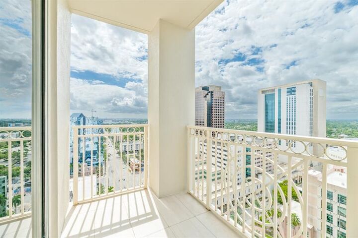 Property Photo: 511 SE 5th Ave 2114 FL 33301