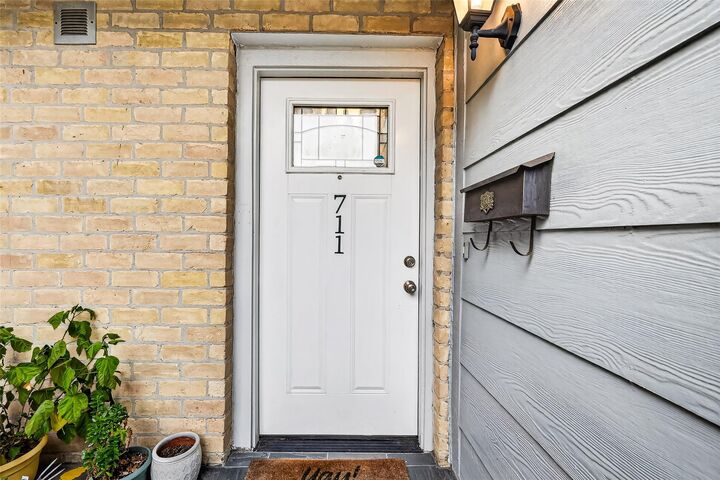 Property Photo: 711 Worthshire Street TX 77008