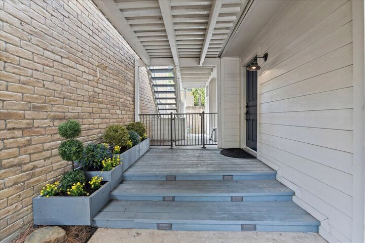 Property Photo:  201 Vanderpool Lane 3  TX 77024 