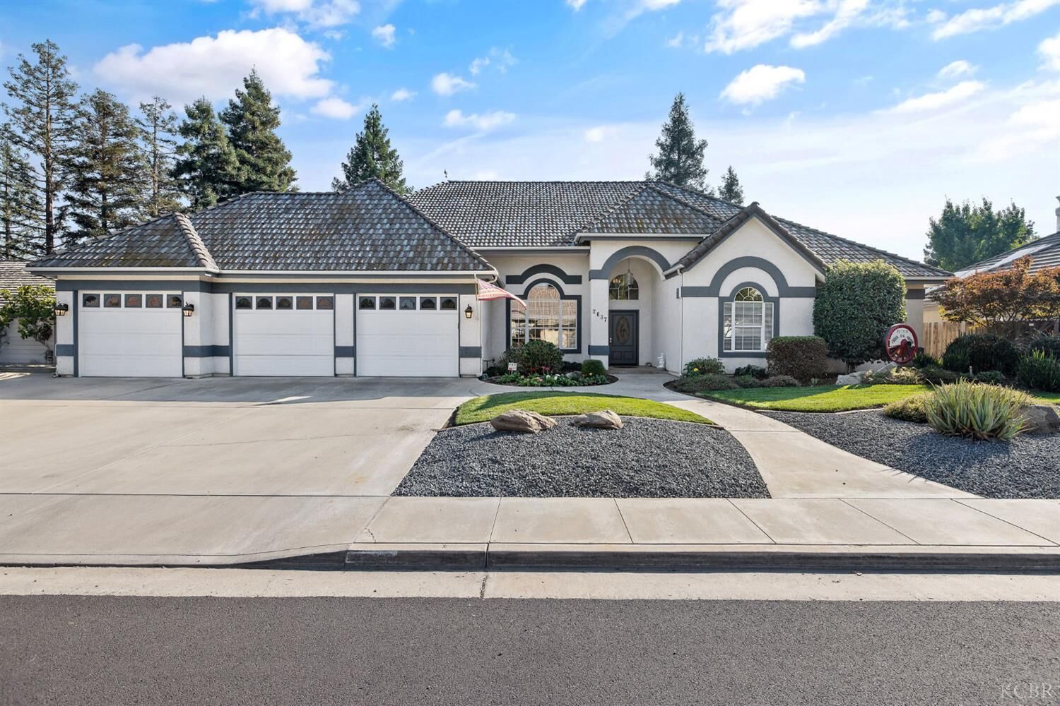 Property Photo:  2637 E Laura Court  CA 93292 