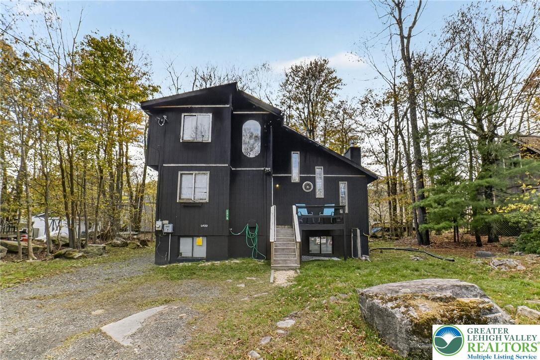 Property Photo: 1379 Winding Way PA 18466