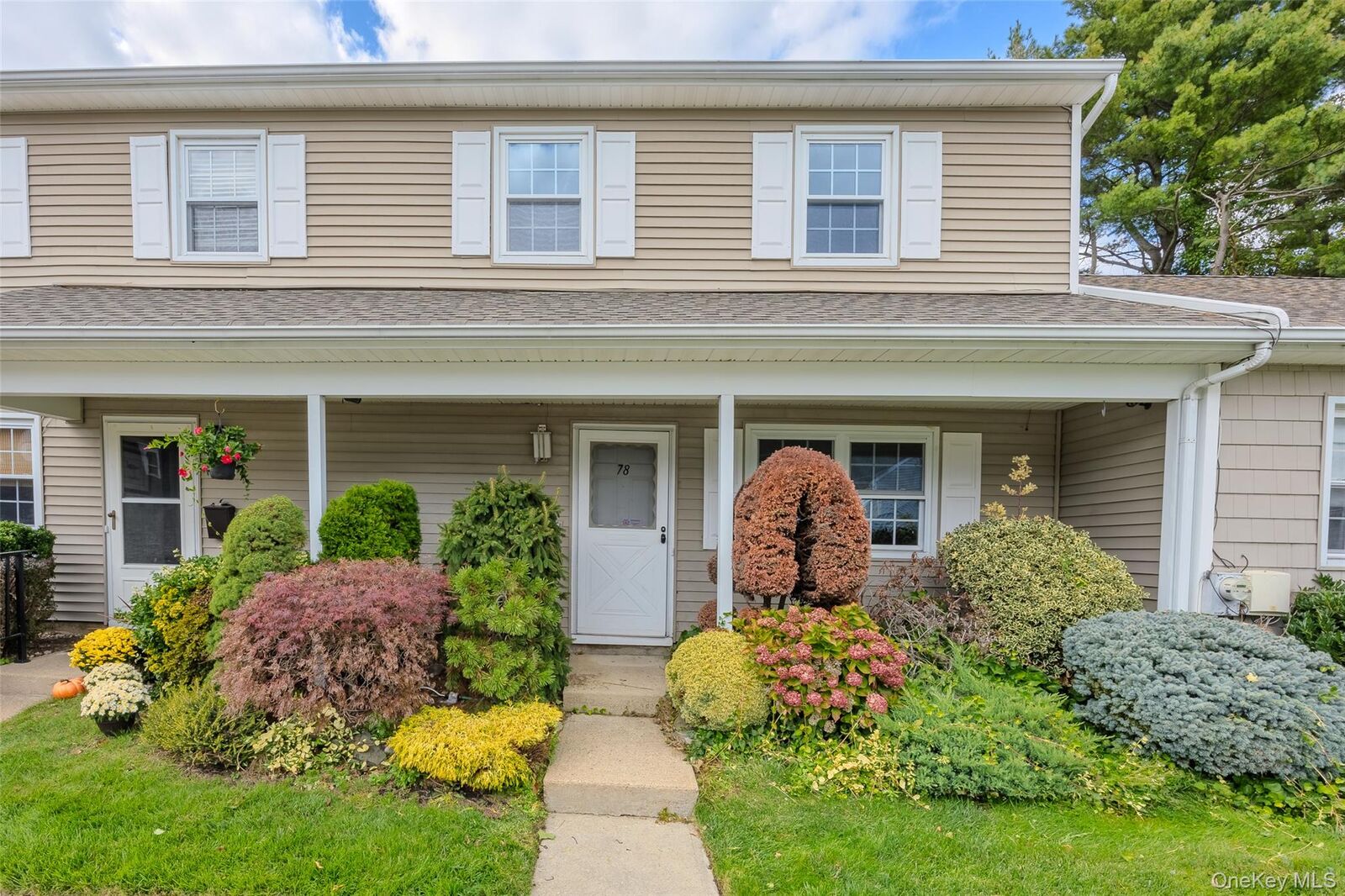 Property Photo:  78 Hayloft Court  NY 11746