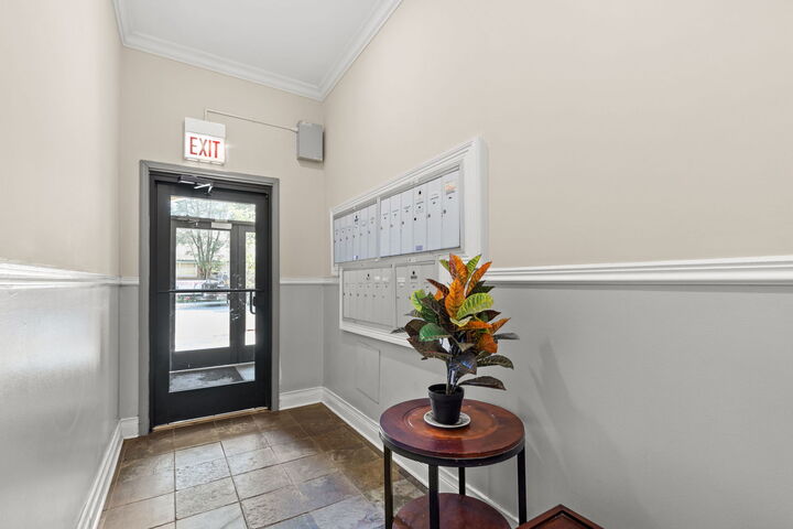 Property Photo: 5300 N Lincoln Avenue 4E IL 60625