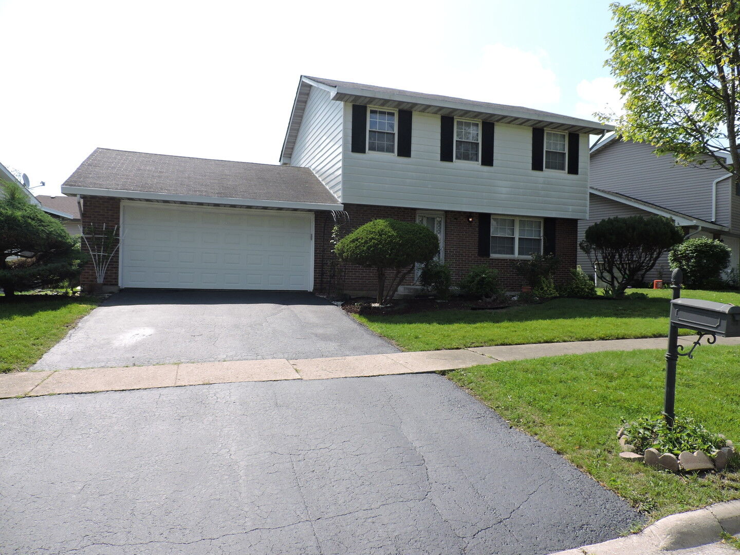 Property Photo:  407 Beechwood Drive  IL 60559 
