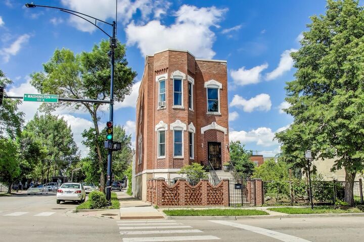 Property Photo: 2058 W Washington Boulevard IL 60612