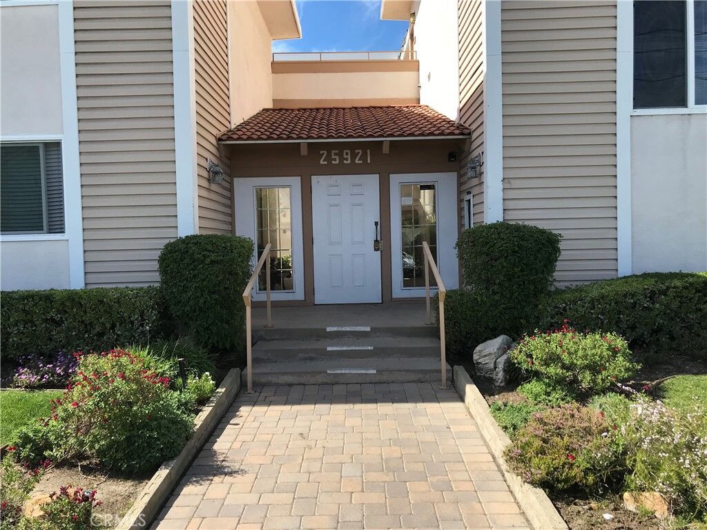 Property Photo: 25921 Oak Street 202 CA 90717