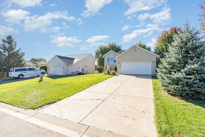 Property Photo: 21220 Ilavista Way MN 55044