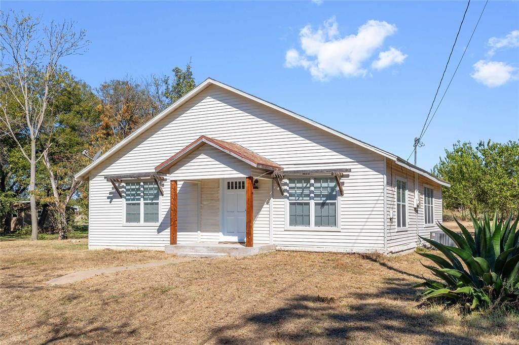 Property Photo: 505 E Walcott Avenue TX 76442