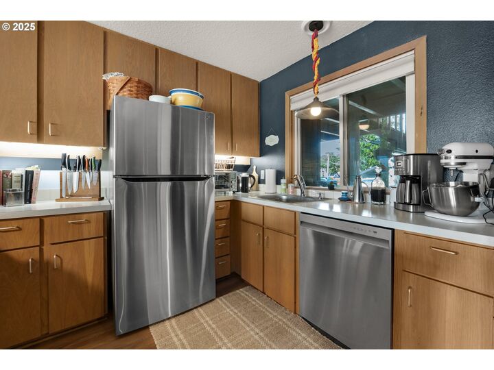 Property Photo: 353 N Breaker Point Dr OR 97110