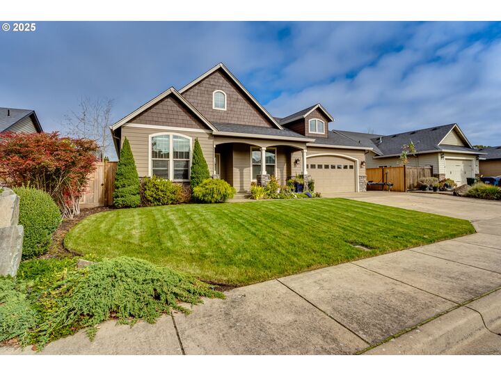 Property Photo: 1066 SW Coral St OR 97448