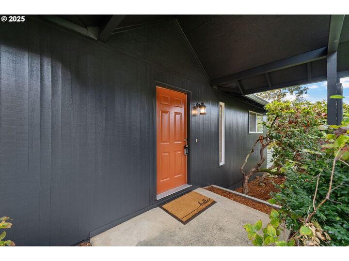 Property Photo: 7130 SW Shady Ln OR 97223