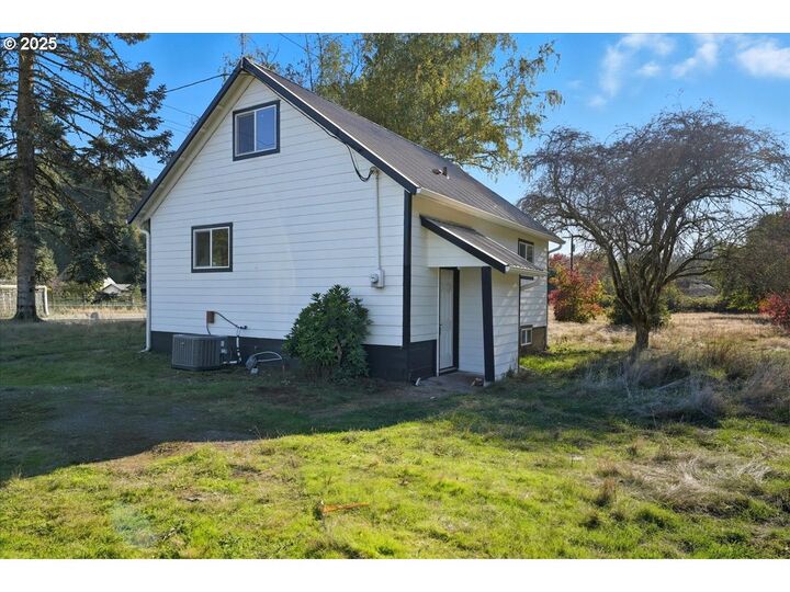 Property Photo: 18247 S Highway 211 OR 97038