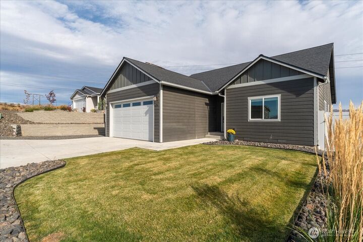 Property Photo:  979 N Macaw Avenue  WA 98802 