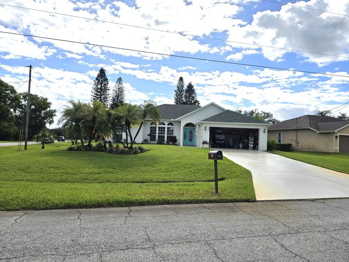 Property Photo:  451 SE Cork Road  FL 34984