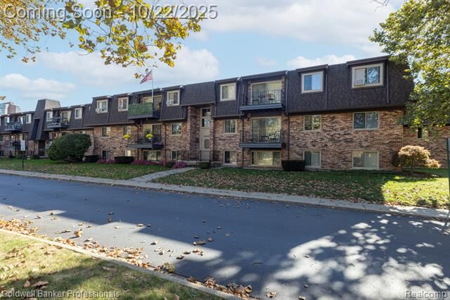 Property Photo: 425 Riviera Drive MI 48080