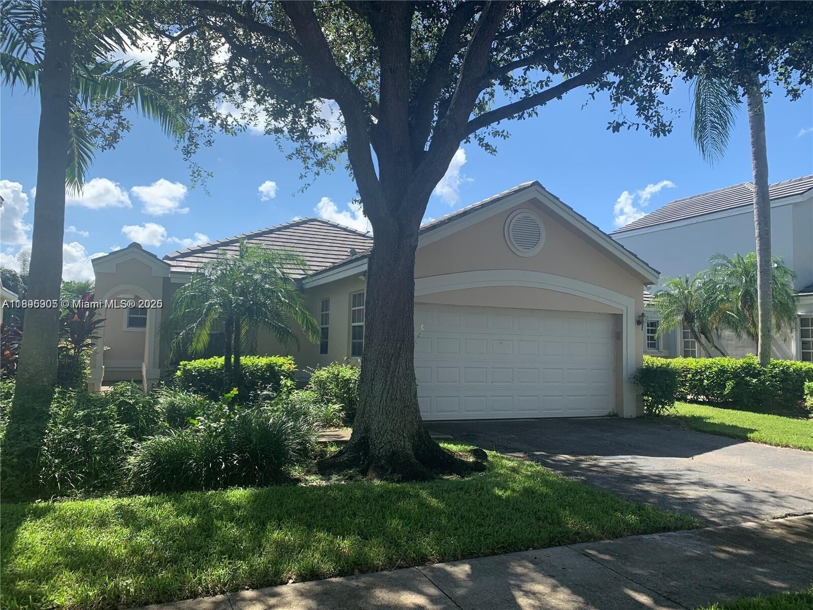 Property Photo: 2917 Myrtle Oak Cir FL 33328