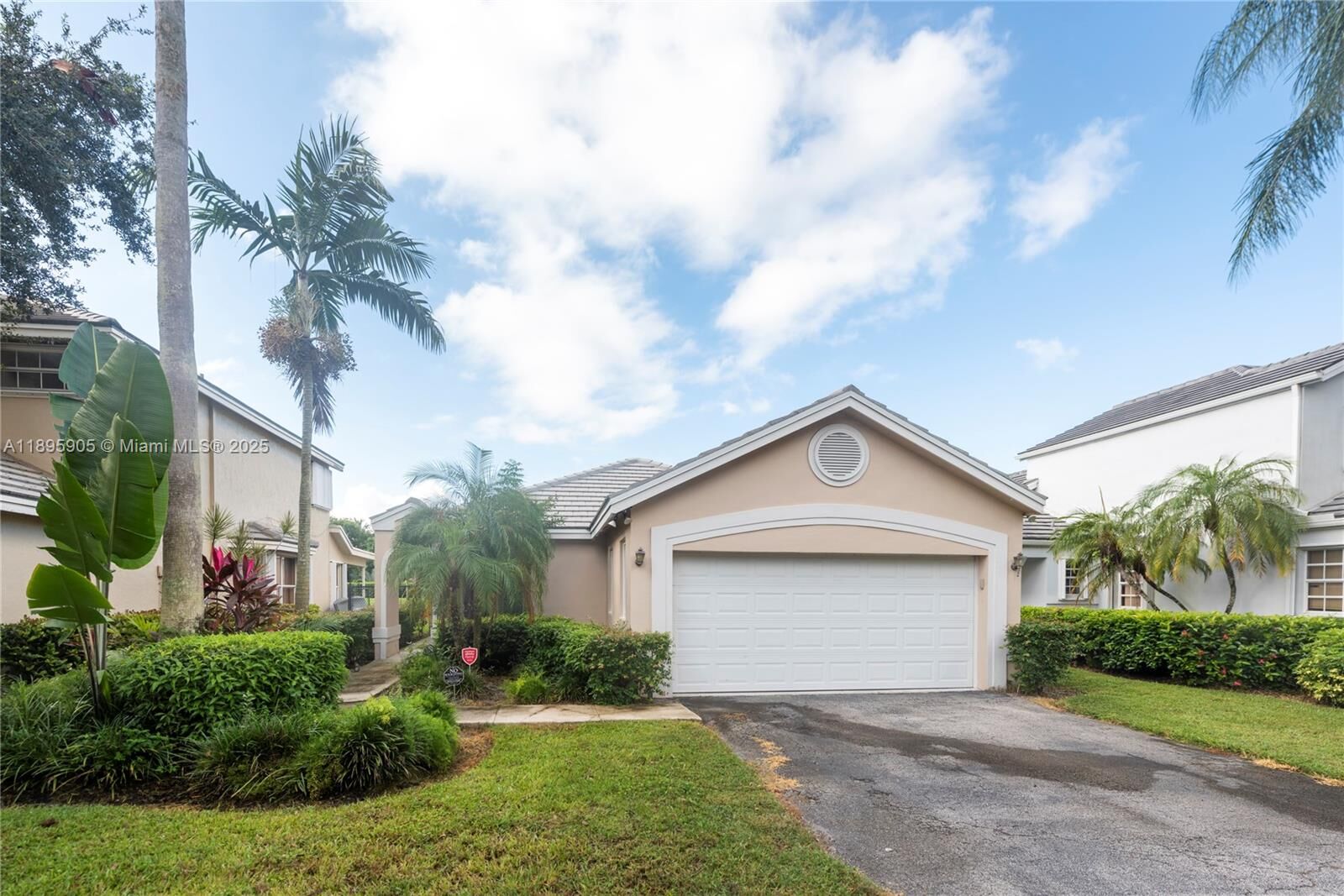 Property Photo: 2917 Myrtle Oak Cir FL 33328