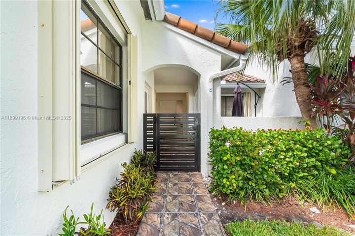 Property Photo: 21240 Harbor Way 285-28 FL 33180