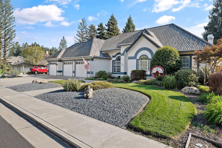 Property Photo: 2637 E Laura Court CA 93292