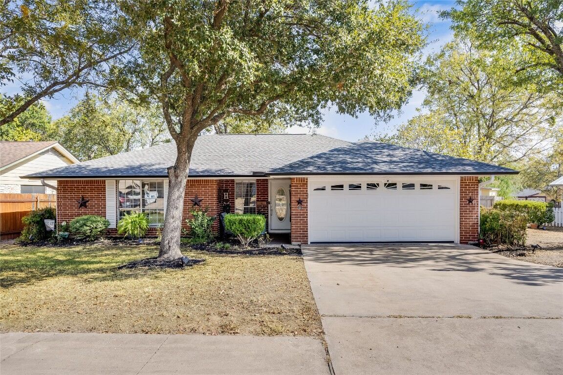 Property Photo: 10103 Oak Hollow Circle TX 78758
