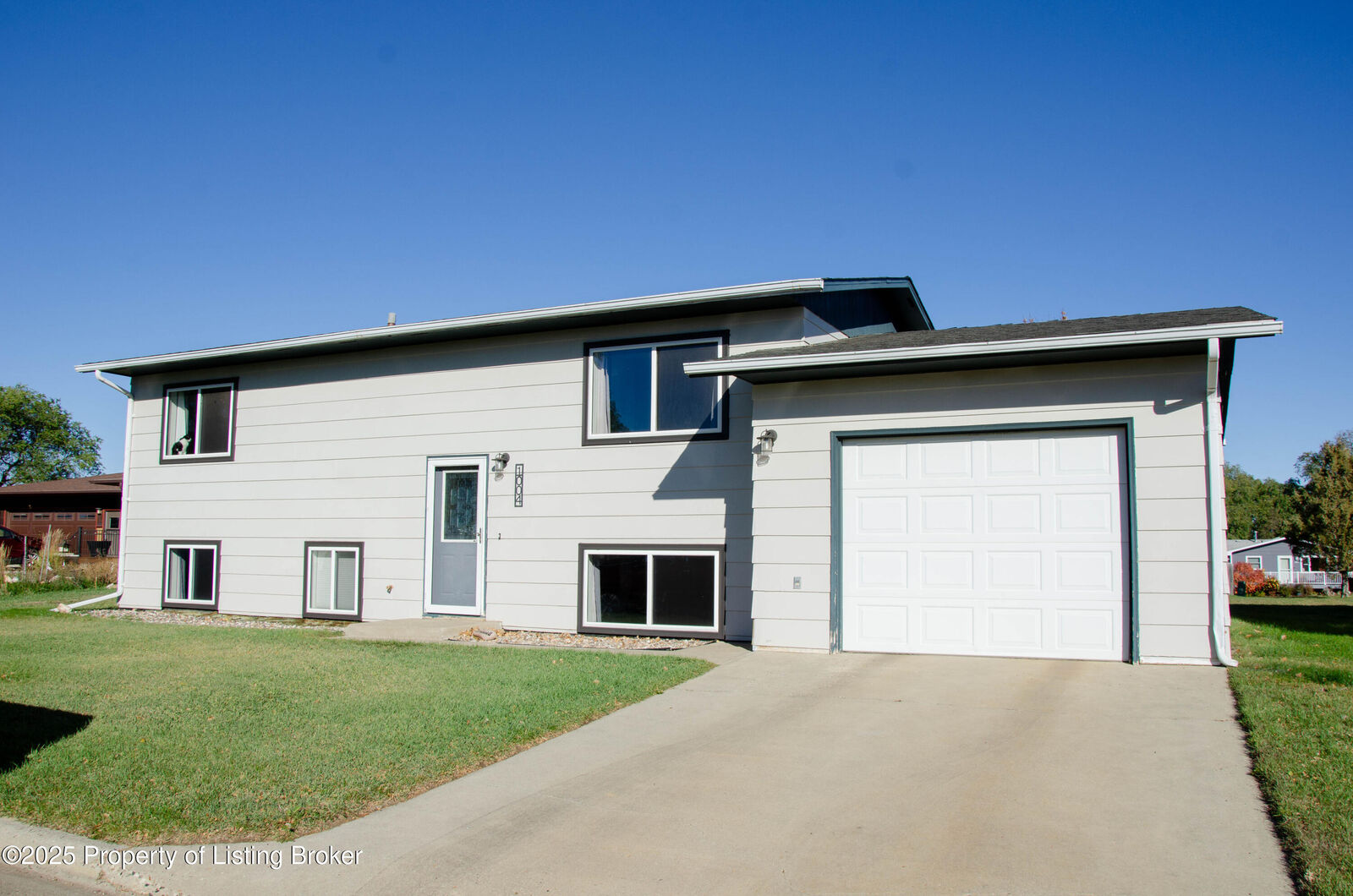 Property Photo: 1004 Sunset Court ND 58623
