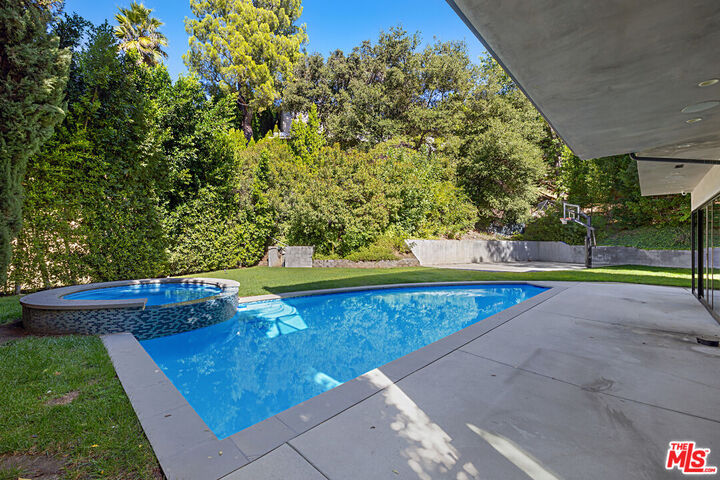 Property Photo: 11200 Dona Lola Dr CA 91604