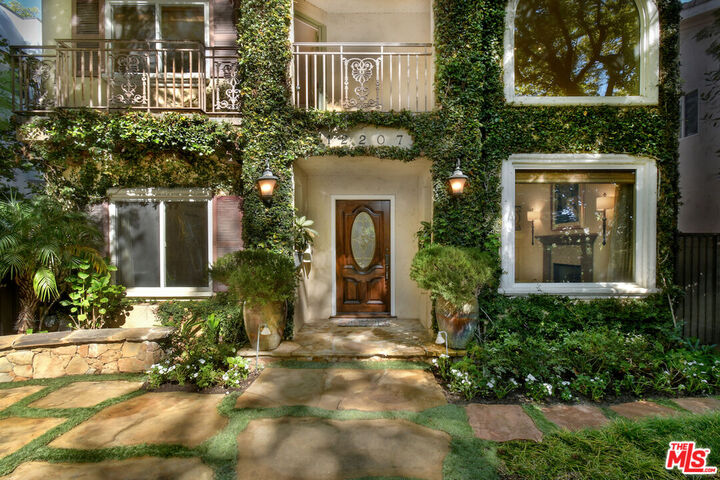 Property Photo: 12207 Cantura St CA 91604