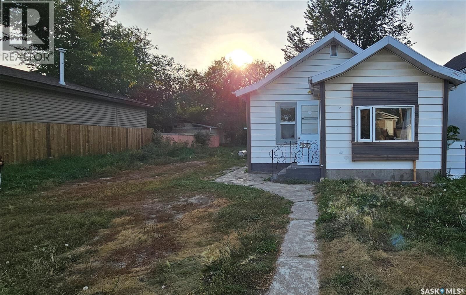 Property Photo:  127 M Avenue S  SK S7M 2K1 