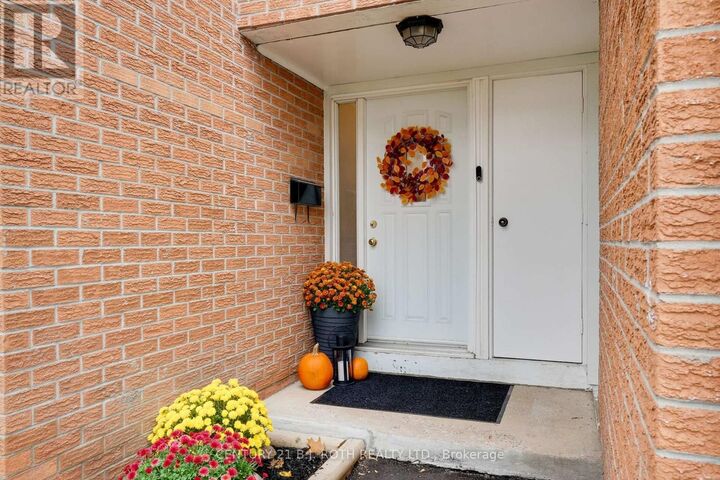 Property Photo: 235 Steel Street 4 ON L4M 2H1