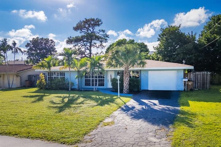 Property Photo:  827 SE 10th Ter  FL 33441