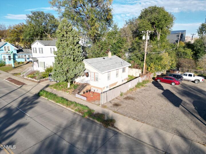 Property Photo:  213 Washington Street N  ND 58501