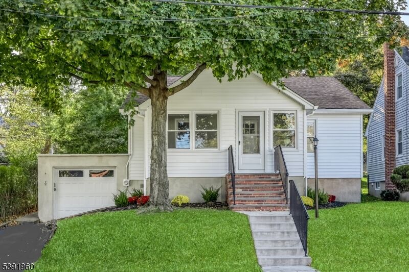 Property Photo:  8 Parkway  NJ 07006 