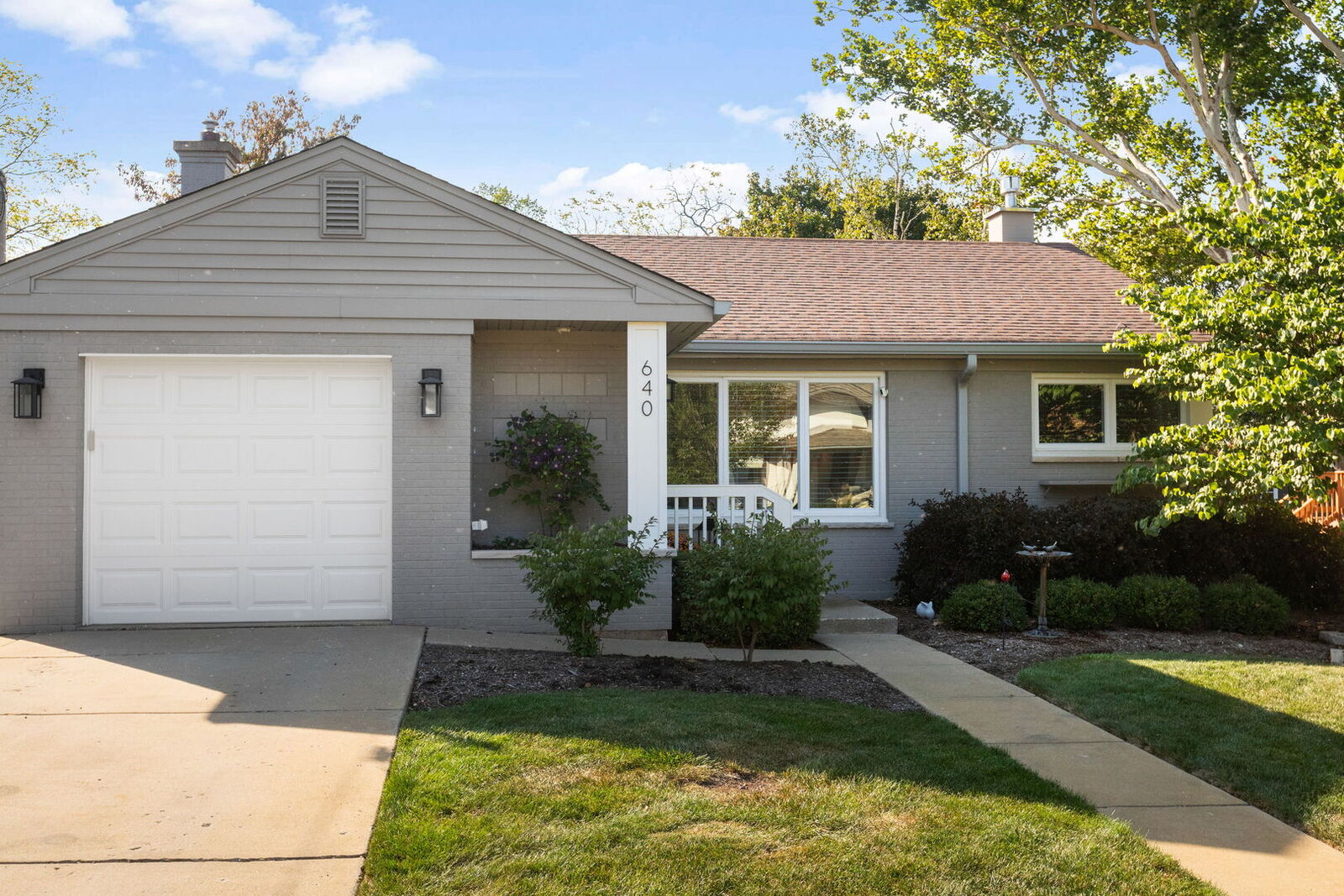 Property Photo:  640 S Grove Avenue  IL 60010 