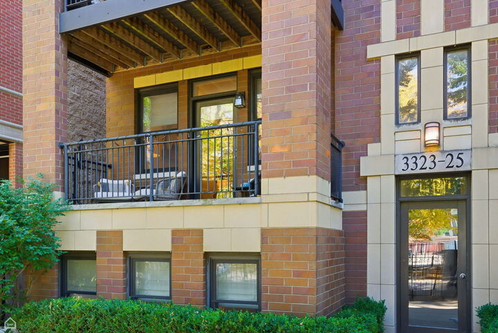Property Photo:  3325 N Seminary Avenue 1N  IL 60657 
