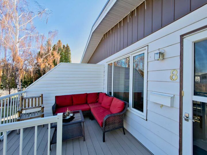 Property Photo:  8 Cayuga Crescent W  AB T1K 5H5