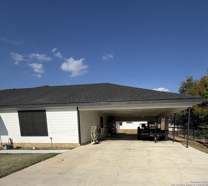 Property Photo:  1116 S 2nd  TX 78114 