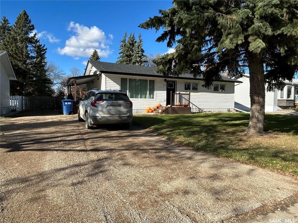 Property Photo: 916 Moose Street SK S0G 3N0
