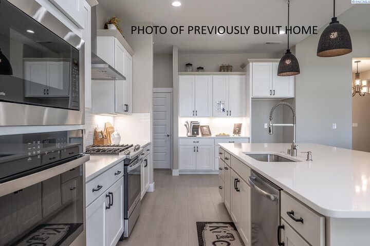Property Photo:  825 Thebes St  WA 99353 