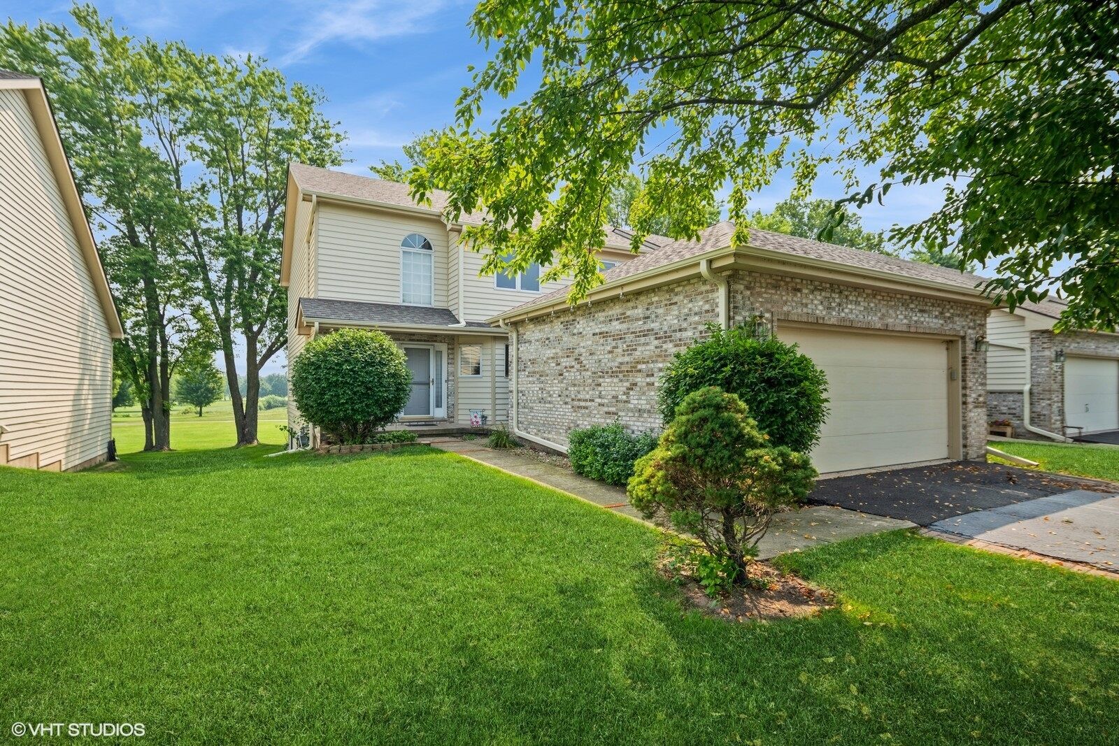 Property Photo: 1232 Bellevue Drive 1 IL 60115