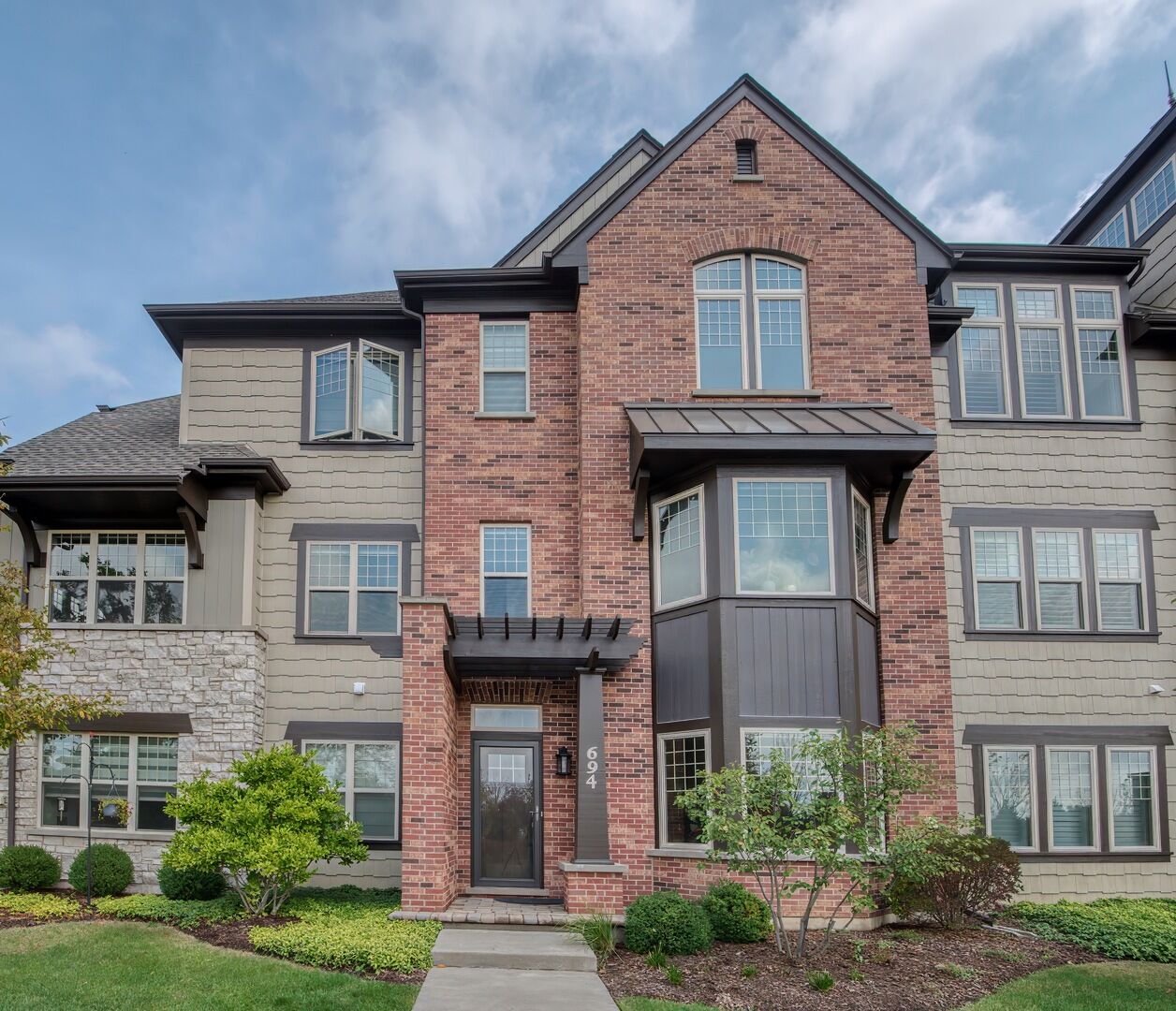 Property Photo:  694 Parkside Court  IL 60048