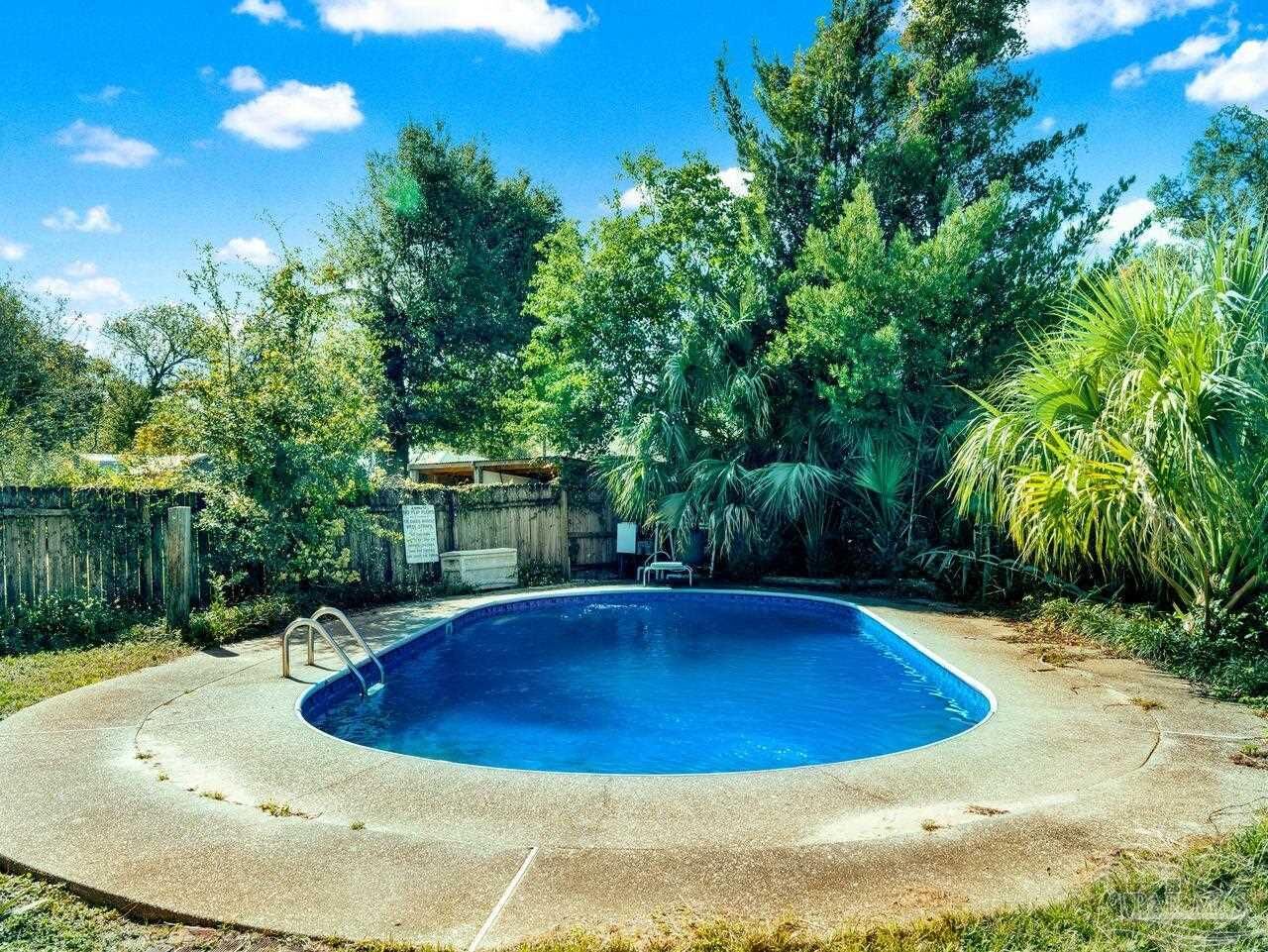 Property Photo: 307 Lakewood Rd FL 32507