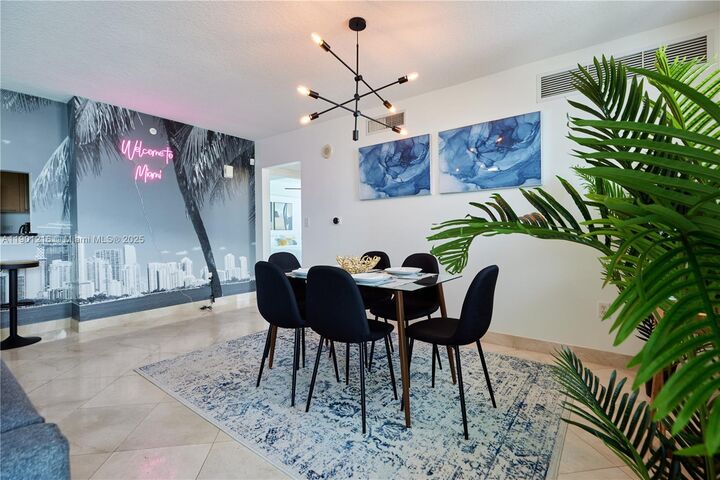 Property Photo:  31 SE 5th St 3201  FL 33131