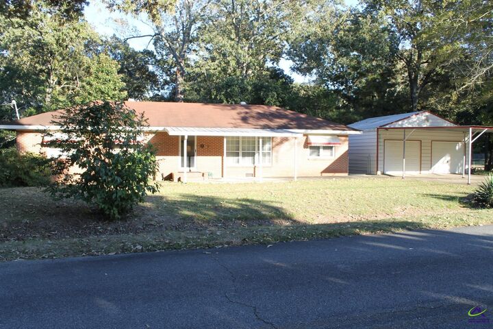 Property Photo:  102 Dennis Drive  GA 31093 