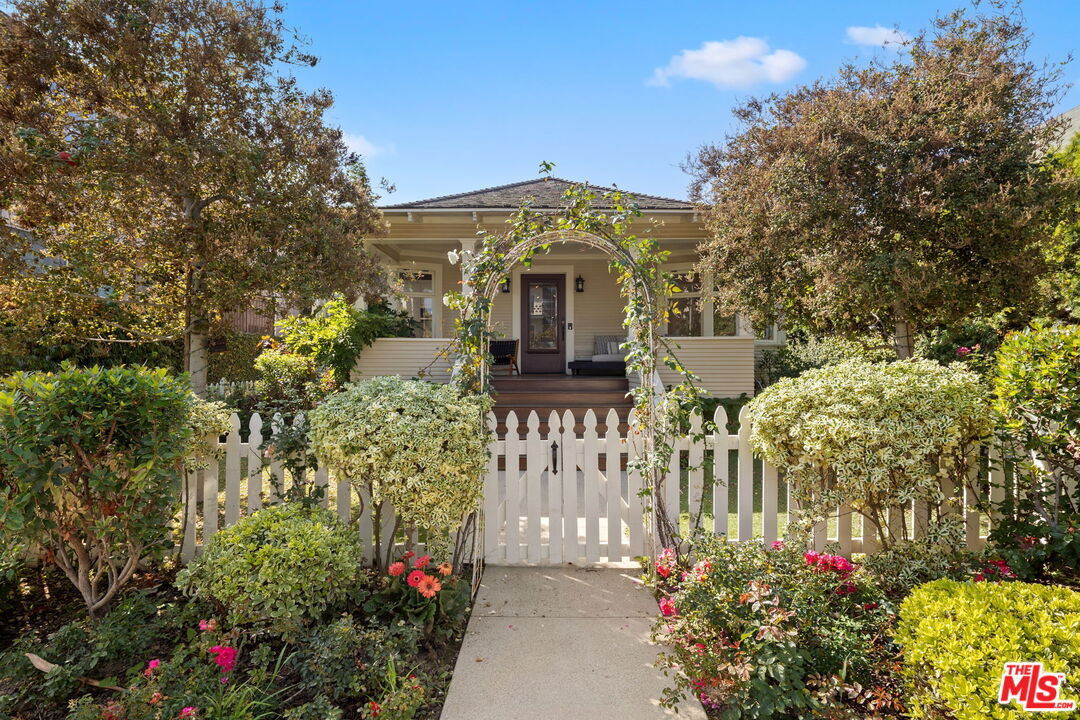 Property Photo:  954 5th St  CA 90403