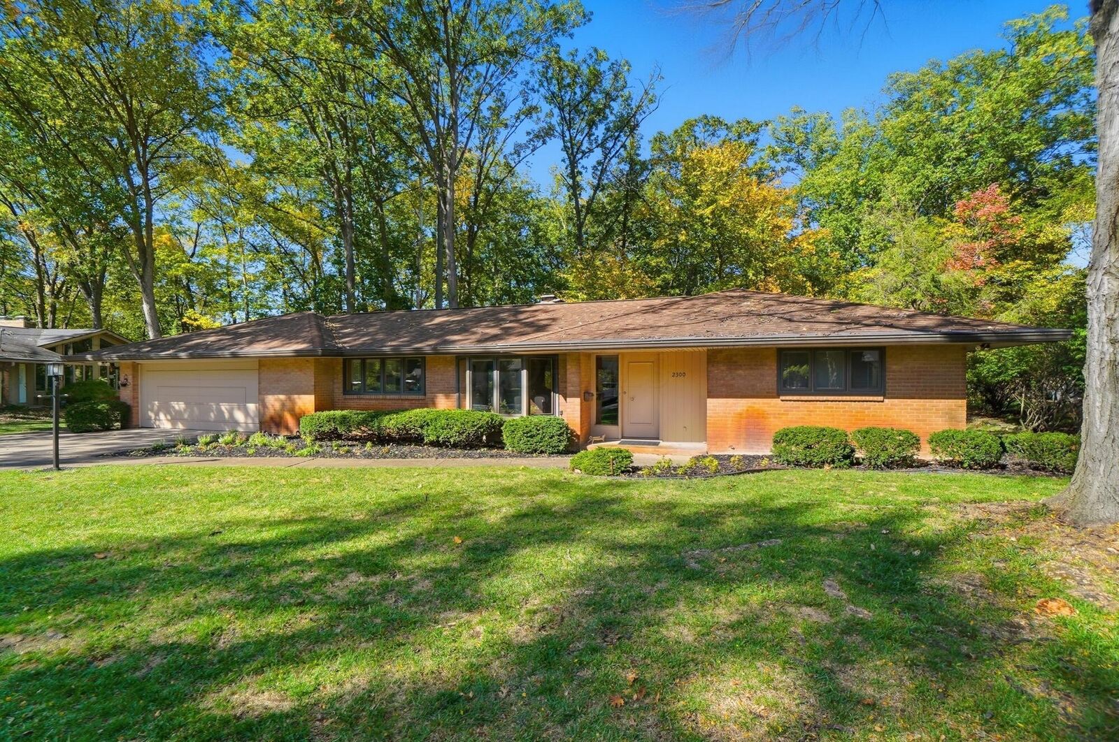 Property Photo: 2300 Hoxton Court OH 43220