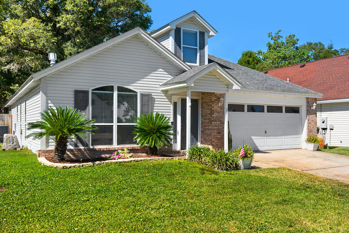 Property Photo:  997 Claeven Circle  FL 32547