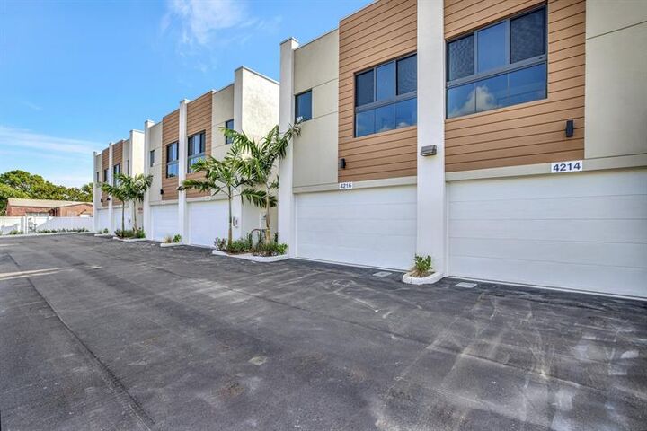 Property Photo:  4208 NE 7th Ter 8  FL 33334