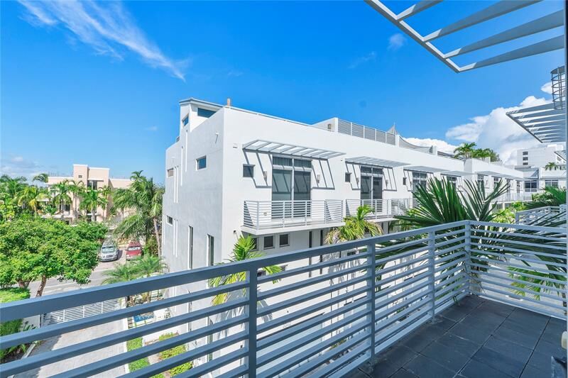 Property Photo: 3270 NE 15th St FL 33062