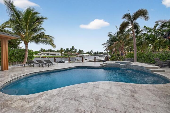 Property Photo:  160 SE 3rd Ct  FL 33060