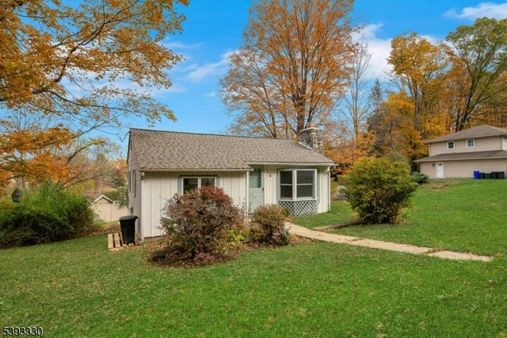 Property Photo:  9 Woodland Trl  NJ 07871